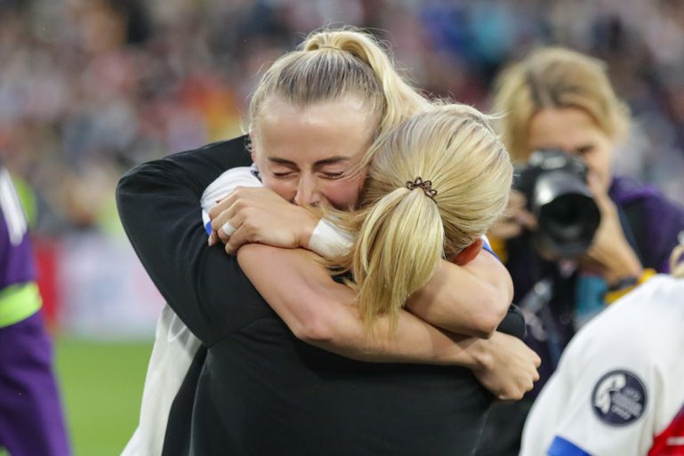 Volop lof over 'uitzondering' van succescoach Sarina Wiegman: 'Die weet gewoon hoe het moet'