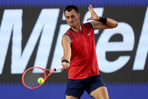 Opmerkelijke situatie bij tennistoernooi: speler meldt zich met buikgriep af, maar staat 24 uur later toch op de baan