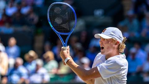 Tennissende zoon (17) van voormalig Wimbledon-winnaar beleeft sprookje bij debuut op allerhoogste niveau
