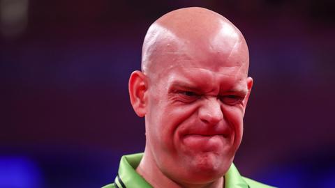 Topdarter Michael van Gerwen laat gouden kans op bizarre wijze glippen, Gian van Veen vlakbij magische grens