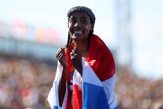 Sifan Hassan traint na gouden marathon in Nederland en houdt pauze om bramen te plukken