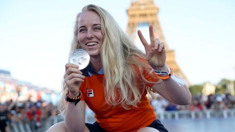 Zilveren olympiër Manon Veenstra kwam voor de bingo naar plaatselijke feesttent, maar kreeg een huldiging