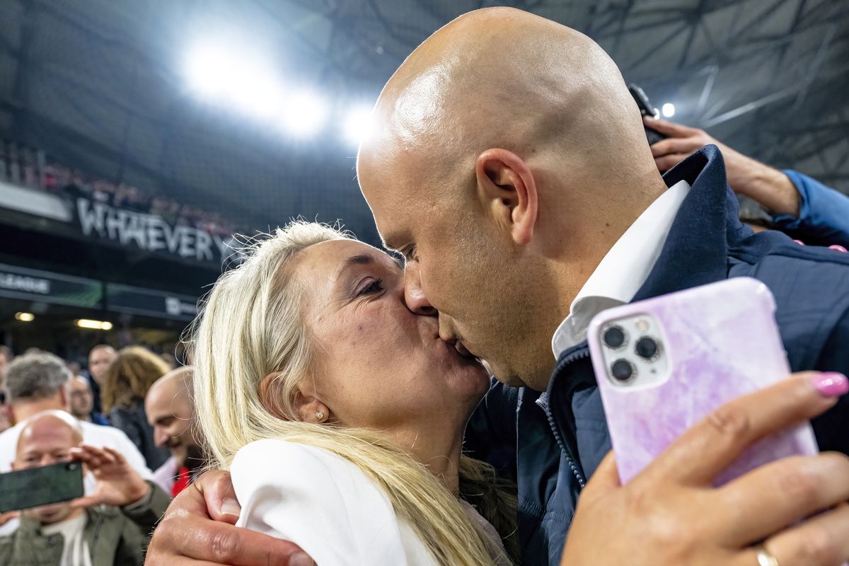 Dit is de vrouw van Arne Slot: onbekende Mirjam staat samen met hun kinderen al jaren aan zijde van Liverpool-trainer