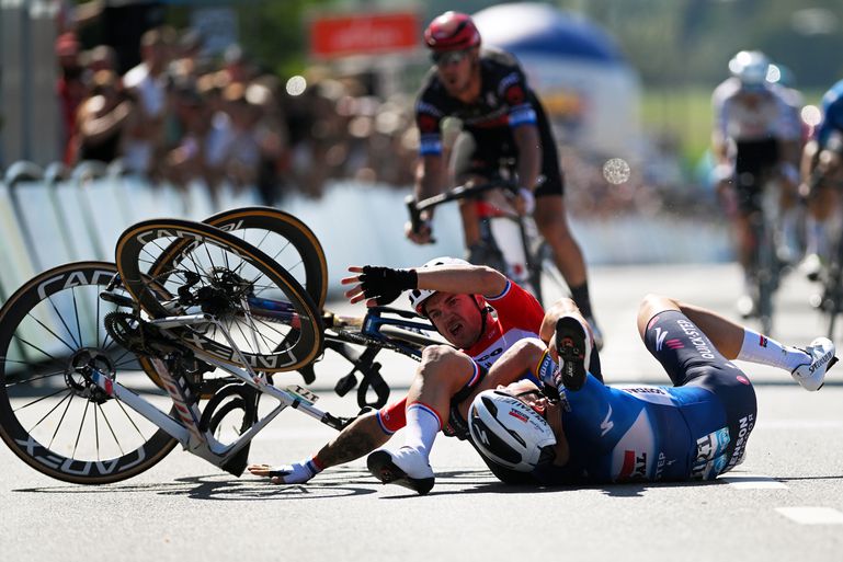 Dylan Groenewegen snoeihard onderuit na bizarre actie van concurrent in massasprint Renewi Tour