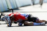 Dylan Groenewegen ligt vol pijn op de grond na zijn valpartij in de Renewi Tour. ©Getty Images