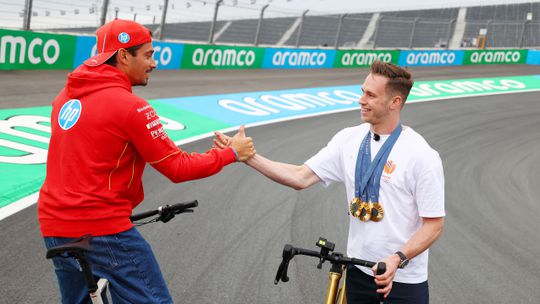 Charles Leclerc vraagt Harrie Lavreysen het hemd van het lijf: 'Hoeveel gouden medailles heb je nu?'