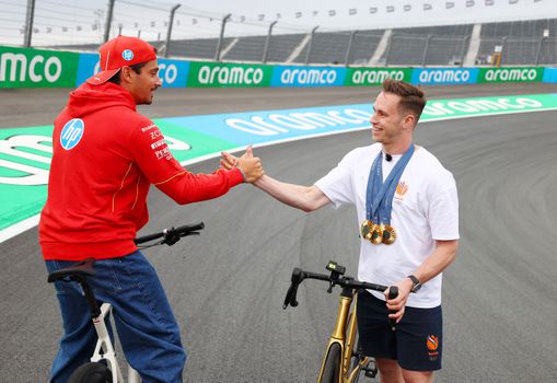 Charles Leclerc vraagt Harrie Lavreysen het hemd van het lijf: 'Hoeveel gouden medailles heb je nu?'