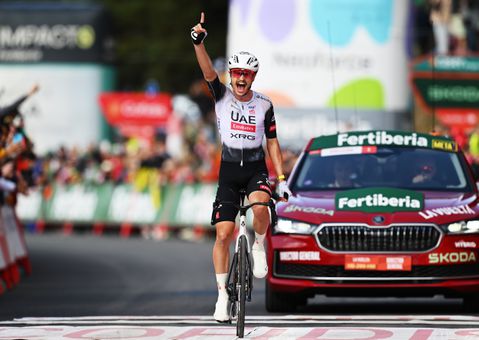 Team Emirates juicht én huilt in zware Vuelta-etappe: kopman moet lossen, ploeggenoot wint rit