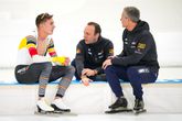 Schaatser Bart Swings (links) met Team IKO-X2O-trainers Martin ten Hove en Erik Bouwman. ©Getty Images