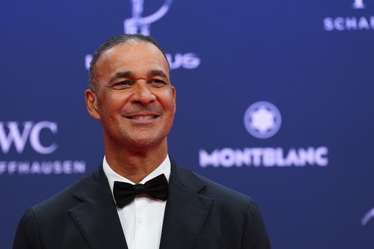 Ex-topvoetballer Ruud Gullit zet bijzondere vrouw in het zonnetje op speciale dag