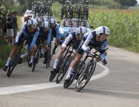 Premier Israël spreekt renners van veelbesproken ploeg toe in Vuelta: 'Jullie maken ons trots!'