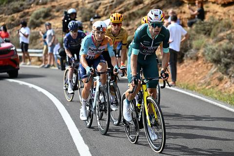 Wout van Aert komt na heldhaftige vlucht nipt tekort in Vuelta, Noorse ritwinnaar eert overleden koning Harald