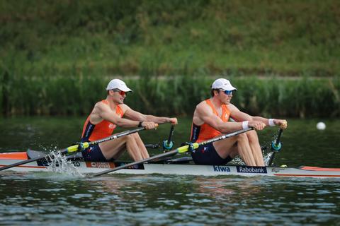 Simon van Dorp en Melvin Twellaar pakken wereldtitel op WK roeien, zilver voor Benthe Boonstra en Roos de Jong