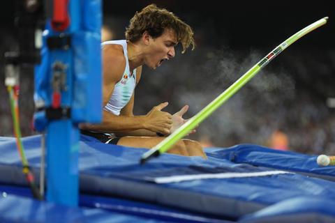 Polsstokfenomeen Armand Duplantis woest na mislukte recordpoging: topatleet maakt veelzeggend gebaar
