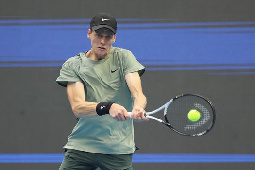 Beruchte tennisser lacht Jannik Sinner uit na verrassend nieuws: 'Toch niet zo onschuldig, hè?'