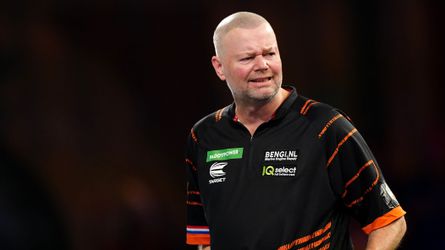 Raymond van Barneveld stuurt Pikachu het bos in bij Swiss Dart Trophy: 'Lastig om me te focussen'