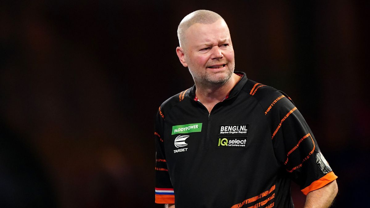 Raymond van Barneveld stuurt Pikachu het bos in bij Swiss Dart Trophy: 'Lastig om me te focussen'