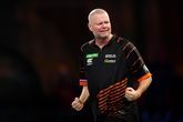 Raymond van Barneveld stuurt Pikachu het bos in bij Swiss Dart Trophy: 'Lastig om me te focussen'