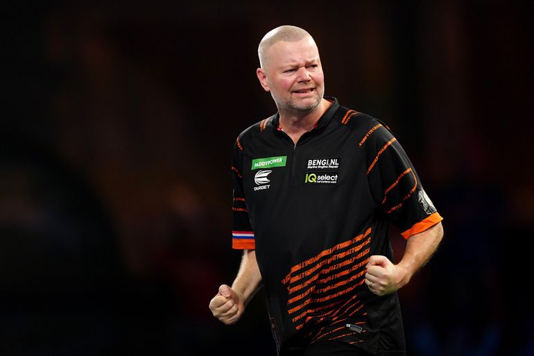 Raymond van Barneveld stuurt Pikachu het bos in bij Swiss Dart Trophy: 'Lastig om me te focussen'