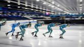 Schaatsers van Albert Heijn-Zaanlander tijdens een training in Thialf. Rijders Jorrit Bergsma en Marijke Groenewoud vinden de test met afvalkoersen maar niks. ©ANP