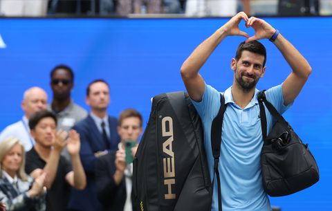 Emotionele Novak Djokovic gespot op uitvaart van 'tennisvader': 'Zijn geest zal voor altijd blijven'