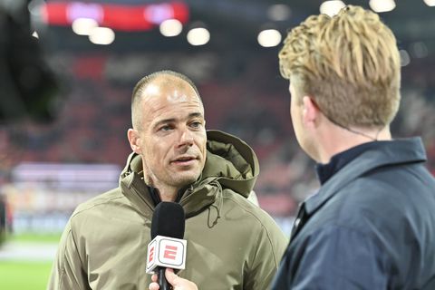 Eredivisie-trainer gaat wederom los over veelbesproken arbitrage: 'Ik betaal zijn dagkaart voor de sauna'