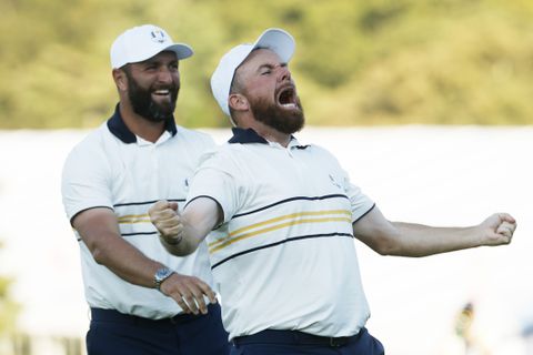 Europese topgolfers kruipen onder toeziend oog van Mathieu van der Poel door het oog van de naald in Ryder Cup