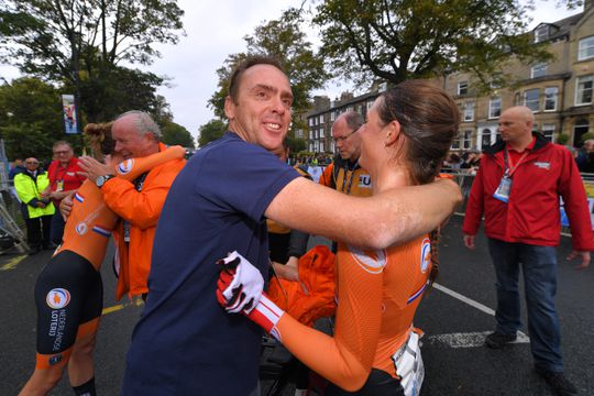 Nederlandse bondscoach woedend na WK wielrennen: 'Dit is belachelijk natuurlijk'