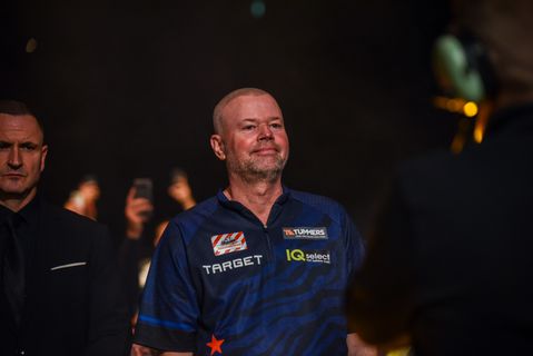 Dartslegende Raymond van Barneveld volgt euforie op met enorme teleurstelling