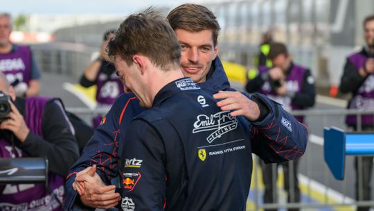 Wereldkampioen Max Verstappen worstelt na sensationele zege in andere auto en krijgt de volle laag