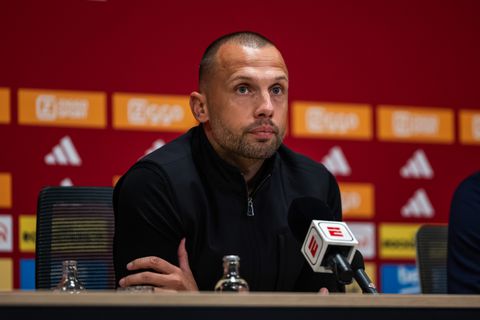 NAC deelt ludieke plaagstoot uit: Ajax-trainer John Heitinga krijgt ervan langs