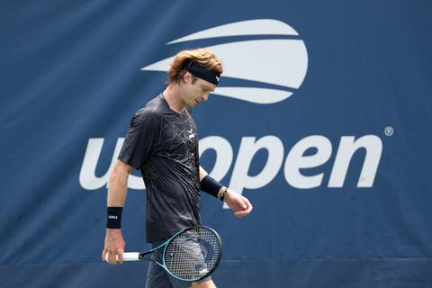 Gevallen toptennisser verliest zichzelf compleet en moet na woedeuitbarsting bebloede hand laten verzorgen