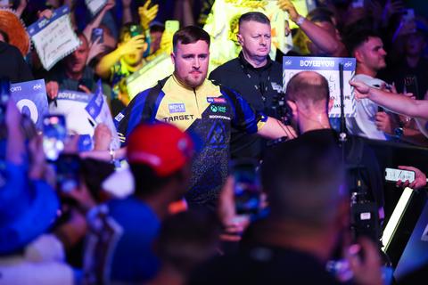 Opnieuw incident met verliezende topdarter Luke Littler en fans: 'Dat zou toch niet moeten gebeuren'