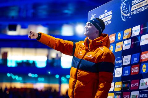 Topschaatser Jenning de Boo (22) beleeft primeur in bijzijn van bekende influencer