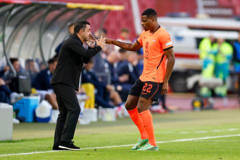 Basisplaats Denzel Dumfries bij Oranje op de tocht: 'Zou me niet verbazen als hij op de bank belandt'