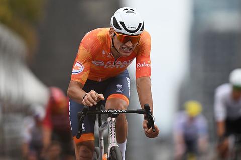 Buitenlandse media onder de indruk van Mathieu van der Poel op WK: 'Hij gooide alle plannen overhoop'