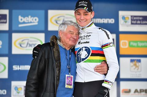 Mathieu van der Poel deelt na WK in Montréal bijzonder eerbetoon aan legendarische opa