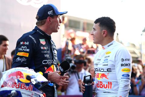 Niet vertoonde boordradio onthult: Isack Hadjar kreeg keiharde teamorder in strijd met Max Verstappen