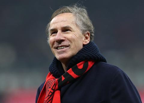 Eerbetoon aan overleden ploeggenoot van Ruud Gullit en Marco van Basten beklad