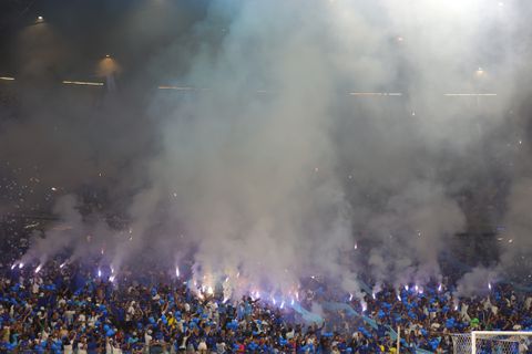 Verschrikkelijke beelden uit Brazilië: Cruizeiro-fan overleden nadat rivalen bus in brand steken