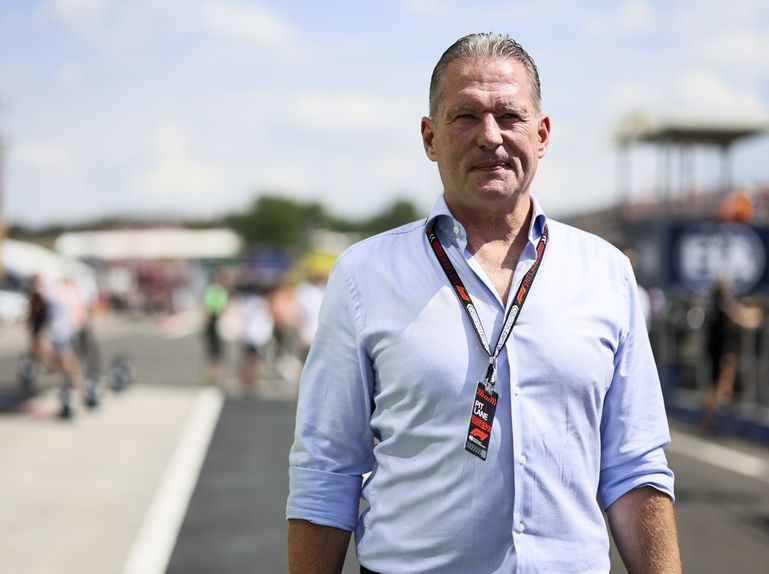 Jos Verstappen houdt zich niet in: 'Waren paar stewards aanwezig die Max sowieso niet lekker liggen'