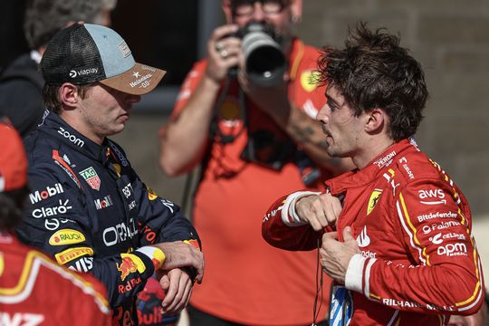 Vloekende Charles Leclerc wijst naar Max Verstappen na gevaarlijk moment: 'Dat wil ik niet'