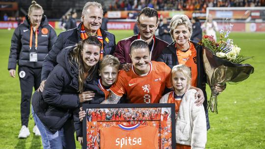 Topvoetbalster Sherida Spitse bedankt ouders met persoonlijk geschreven lied: 'Jullie stonden altijd aan mijn zij'