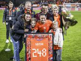 Sherida Spitse krijgt mooie overhandiging van KNVB. ©ANP.
