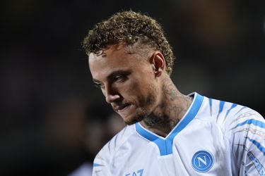 Nieuwe tegenslag voor Noa Lang na eerste basisplaats bij Napoli: Nederlander geblesseerd van het veld
