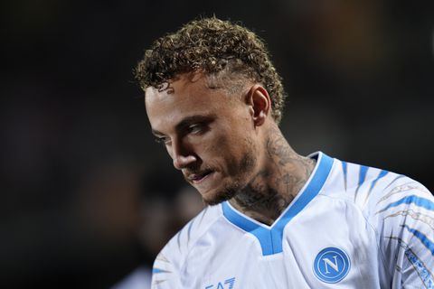 Nieuwe tegenslag voor Noa Lang na eerste basisplaats bij Napoli: Nederlander geblesseerd van het veld
