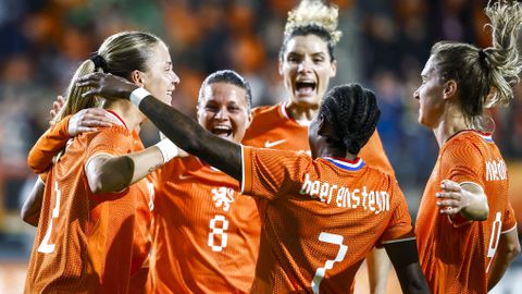 Oranje Leeuwinnen winnen afscheidsduel Sherida Spitse moeizaam: eerste zege onder nieuwe bondscoach feit