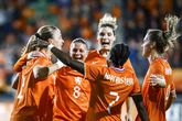 Oranje Leeuwinnen juichen bij goal in afscheidsduel tegen Sherida Spitse. ©ANP.