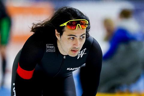Topschaatser (32) hoopt zonder team en sponsoren te stunten in Thialf: 'Ik ben een soort lone wolf'