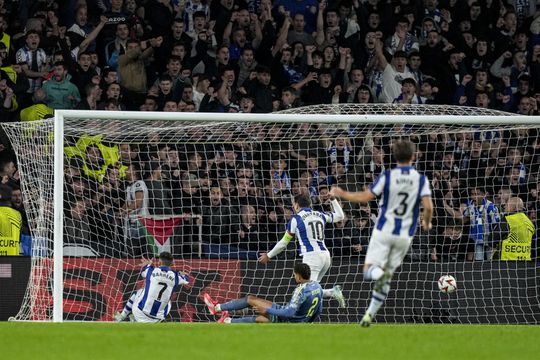 Ajax laat unieke kans liggen in Europa: Real Sociedad straft missers genadeloos af